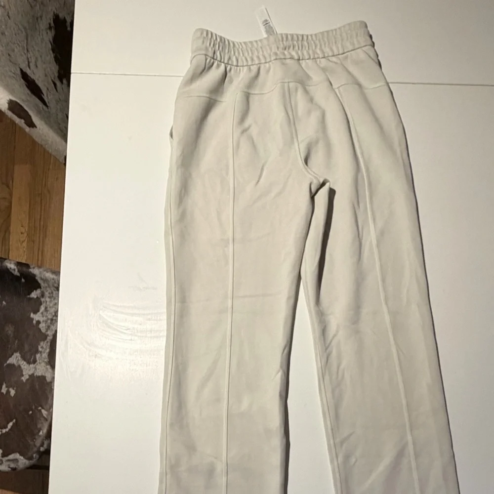 Lululemon Elegant Cream Track Pants for Women - Picture 2 of 3